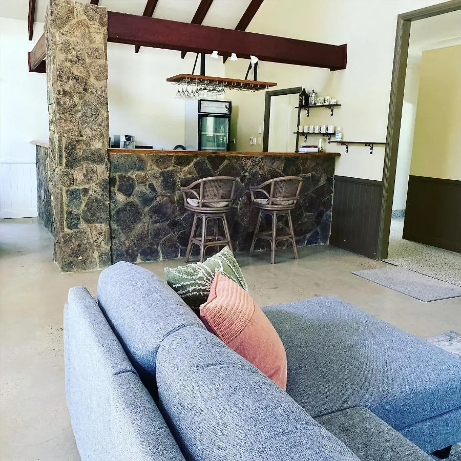 Honeysuckle Cottages Stanthorpe
